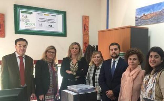 La presidenta de la Asamblea de Extremadura visita Cocemfe Badajoz