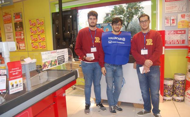 Residentes de la Rucab participan en la Gran Recogida de Alimentos