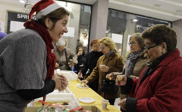 Asmi celebra la Navidad con una chocolatada y un mercado solidario