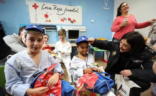 Los niños que están en el hospital de Mérida reciben juguetes