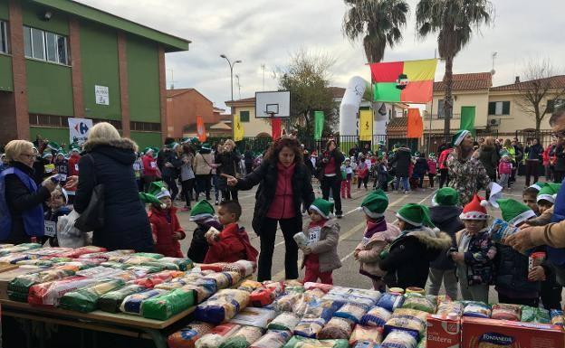 La San Silvestre Solidaria del colegio Montero de Almendralejo reunió a mil escolares