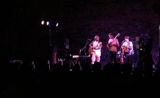 Festival solidario de punk rock en la Charca Musia de Cáceres