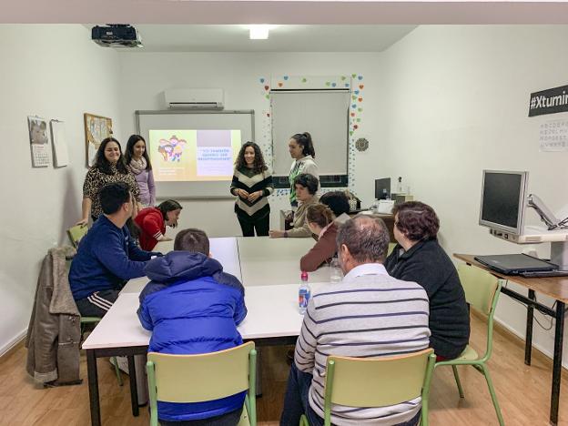 El SES premia a las enfermeras de Valdepasillas por sus clases de salud a discapacitados