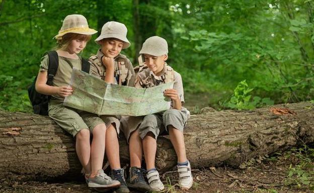 Los scouts arreglan juguetes usados para donarlos