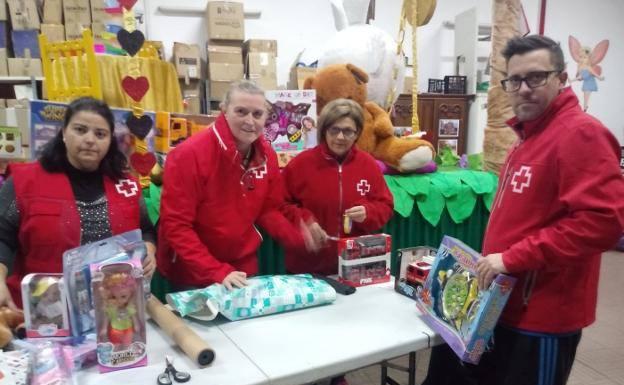 Cruz Roja Almendralejo reparte tres juguetes a cada uno de los 143 niños de familias desfavorecidas