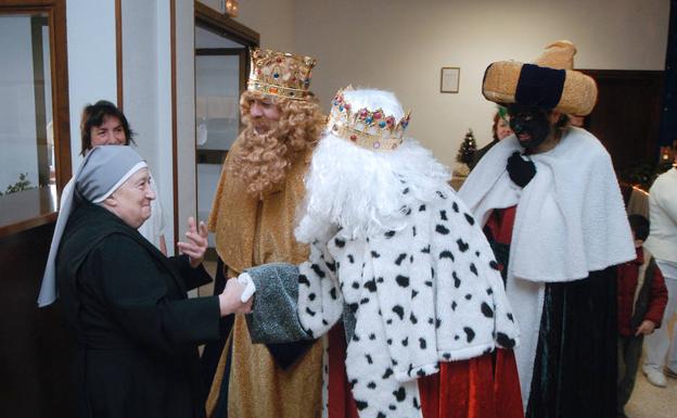 Los Reyes Magos visitan la residencia Santa Isabel de Trujillo