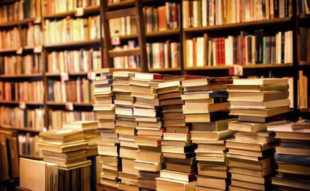 La familia Colino Macías dona más de 300 libros a la biblioteca de Montijo