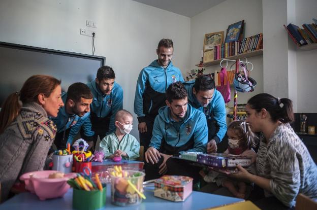 La plantilla del Badajoz visita a los niños del Materno Infantil