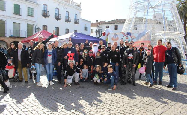 La peña motera 'Correcaminos' entrega más de 2.000 juguetes y libros a distintas entidades