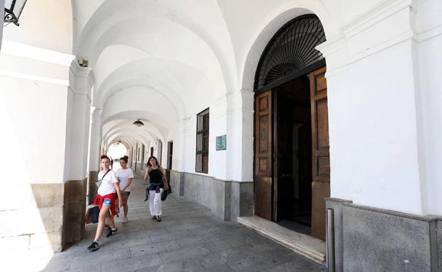 Rebajan el escalón de la puerta del Ayuntamiento de Mérida para hacerlo accesible