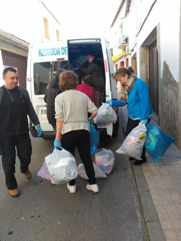 Cáritas Parroquial de Malpartida de Cáceres dona 800 kilos de ropa y calzado usado