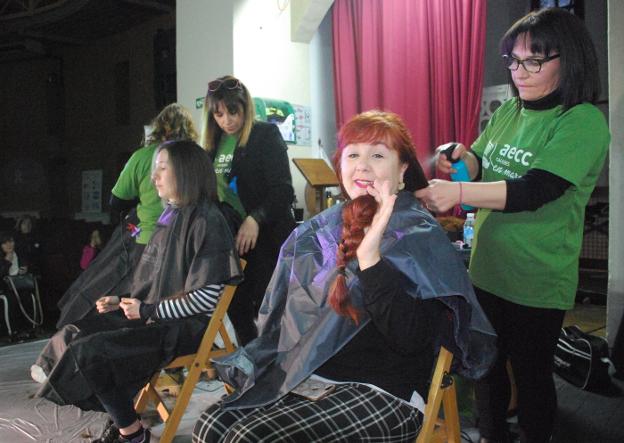 Trujillo celebra el día contra el cáncer con la donación de pelo