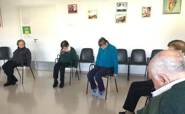 El centro de día de enfermos de alzhéimer de Almendralejo implanta el yoga
