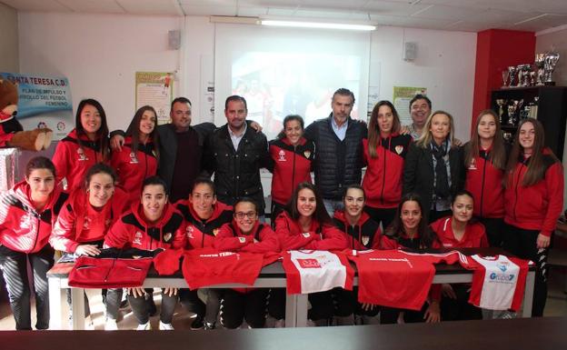 El Santa Teresa Badajoz dona material deportivo a Perú