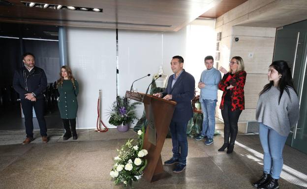 Personas con discapacidad exhiben su creatividad con una exposición en la Asamblea de Extremadura