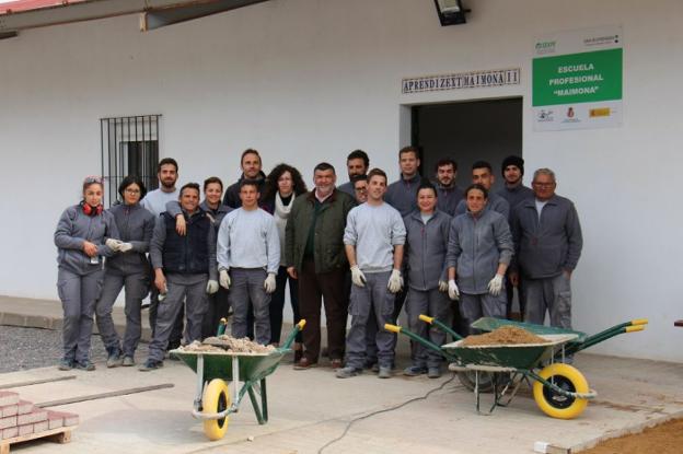 Los quince alumnos de la escuela profesional mejoran la accesibilidad de la sierra de San Cristóbal de Los Santos