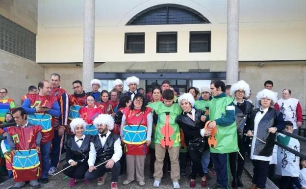 Un centenar de personas con discapacidad intelectual desfilaron en el Carnaval de Moraleja