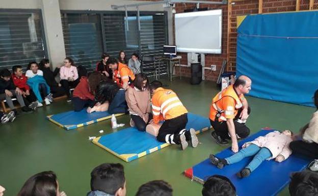 Técnicos de emergencias enseñan reanimación a 2.000 profesores y alumnos de Almendralejo