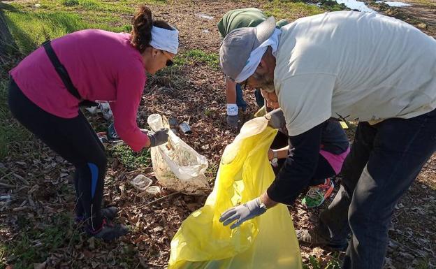 Voluntarios de Adenex recogen basura en la ribera del Guadiana en Mérida