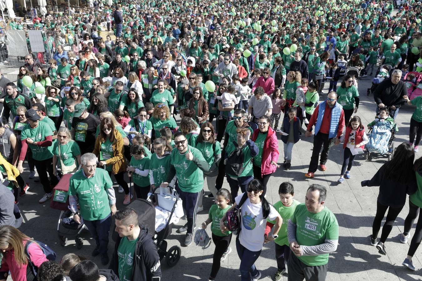 La marcha contra el cáncer tiñe de verde las calles de Cáceres
