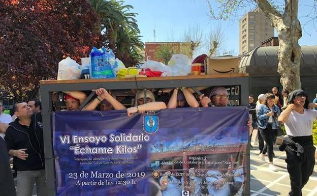Los costaleros de Badajoz recogen 1.000 kilos de comida y 805 euros