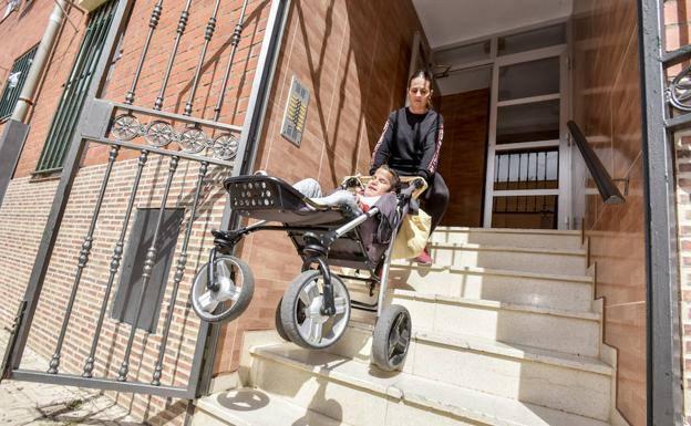 Una madre denuncia que la casa que le han concedido en Badajoz es inaccesible para su hijo