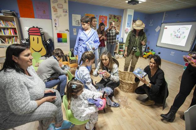 El teatro saca una sonrisa a los niños ingresados en el San Pedro de Alcántara