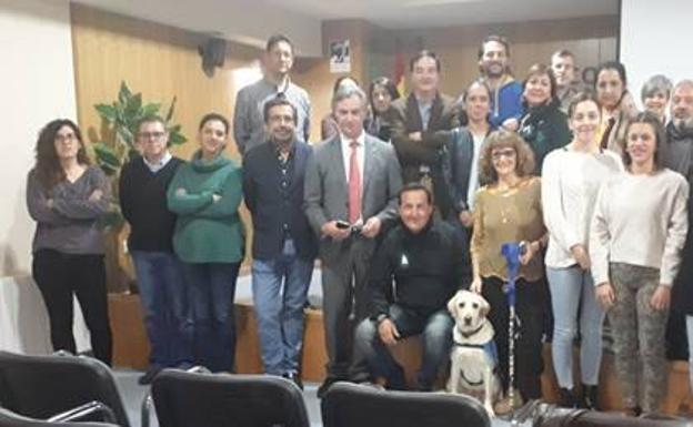 Terracanbadajoz presenta en Apamex una propuesta para regular los perros de asistencia en Extremadura