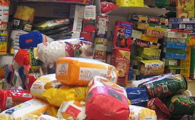 La UNED celebra el 23 de abril con una campaña solidaria que cambia libros por alimentos