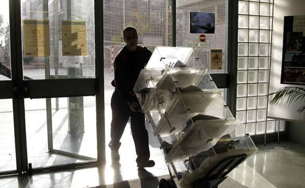 Simulacro electoral en Badajoz para un certenar de personas con discapacidad intelectual