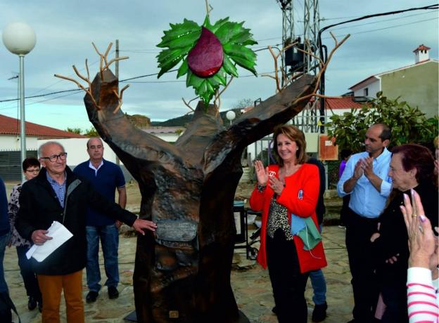 Monumento al donante de sangre en La Parra