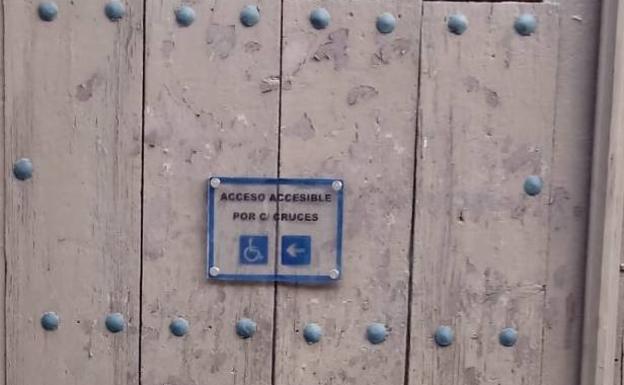 El auditorio Santa Ana de Plasencia ya cuenta con carteles de señalización que informan de la entrada accesible