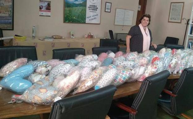 Las Escolapias de Mérida dona a la AOEx cojines en forma de corazón para mitigar el dolor
