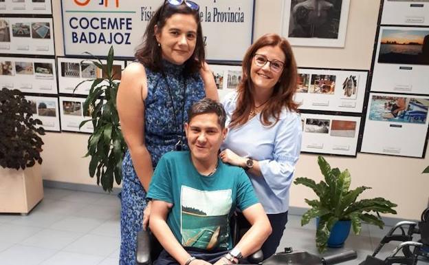 Cocemfe entrega un vehículo eléctrico a Alcer Badajoz