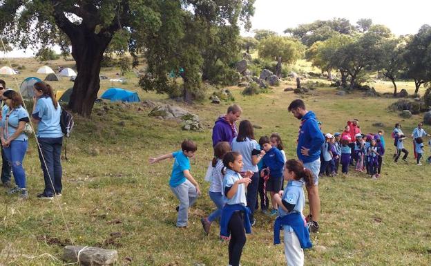 Jóvenes scouts extremeños de entre 11 y 14 años organizan una comida solidaria