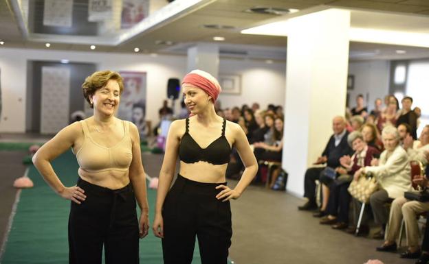 Desfile solidario contra el cáncer de mama