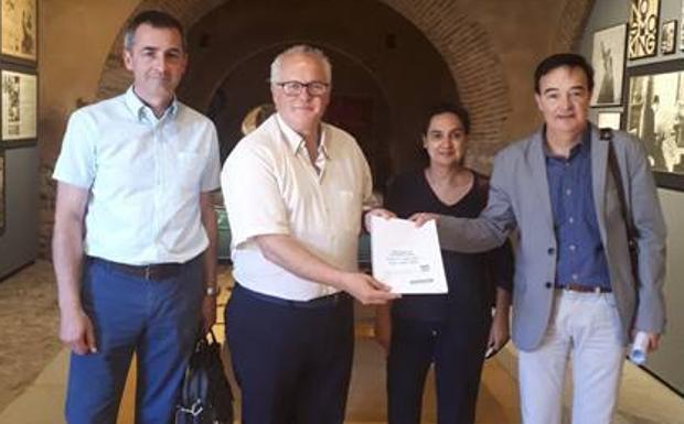 Apamex entrega al director del Vostell el estudio de accesibilidad