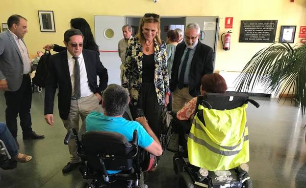 La delegada del Gobierno, el director general del Imserso y el subdelegado en Cáceres visitan el CAMF de Alcuéscar