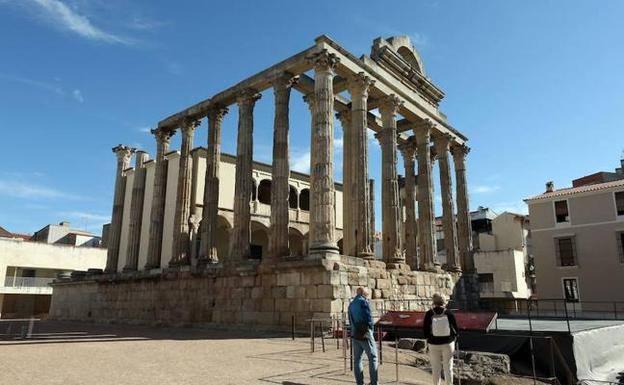 Acto en el Templo de Diana de Mérida por los refugiados