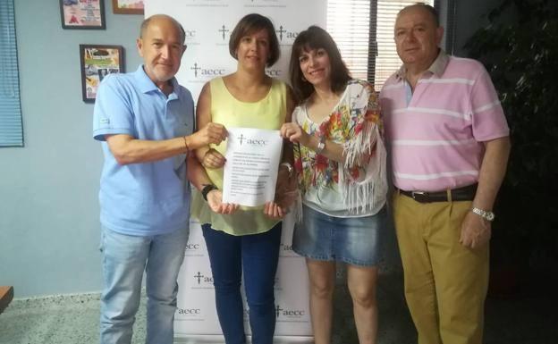 Las mujeres de Alconera entregan 747 euros para la lucha contra el cáncer