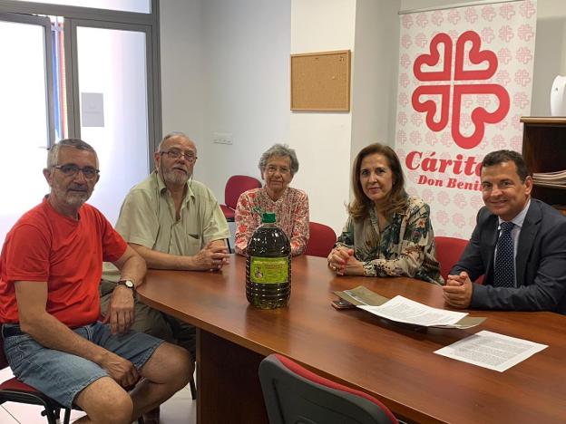 Cáritas recibe 720 litros de aceite para ayudar a 220 familias en Don Benito