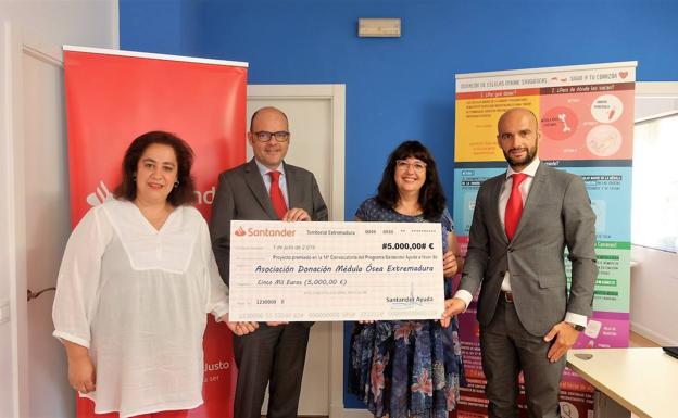 ADMO recibe un cheque de 5.000 euros para financiar un programa de acompañamiento psicosocial