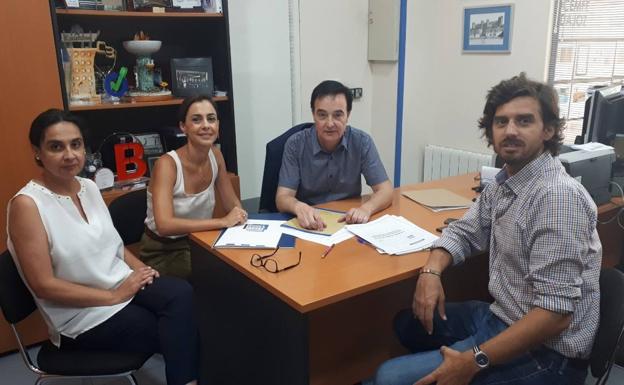 El concejal de Urbanismo se reúne con Apamex para coordinar actuaciones en accesibilidad