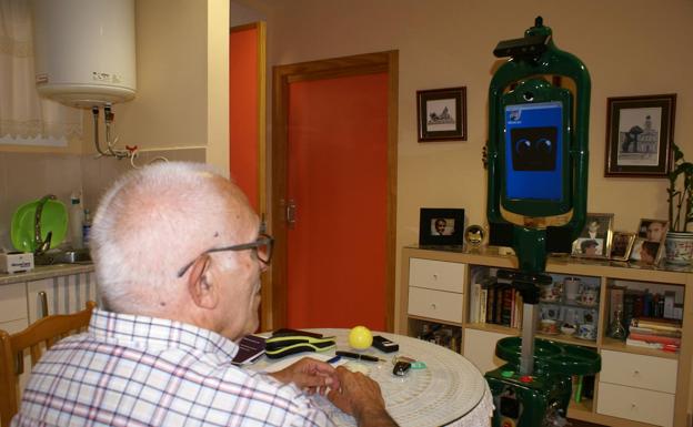 Extremadura, pionera en la atención con robots a personas mayores