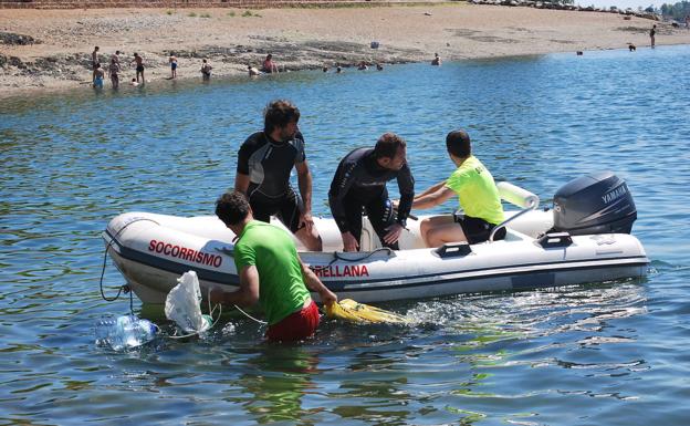 Limpieza de fondos solidaria en la playa de Orellana La Vieja