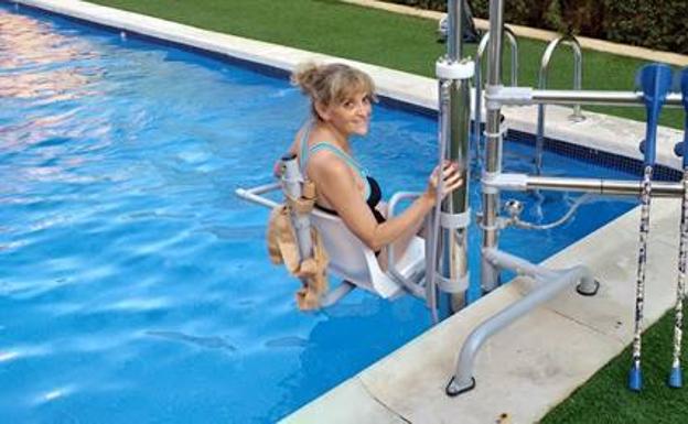 Silla hidráulica para la piscina en Juan Miró 11, de Badajoz