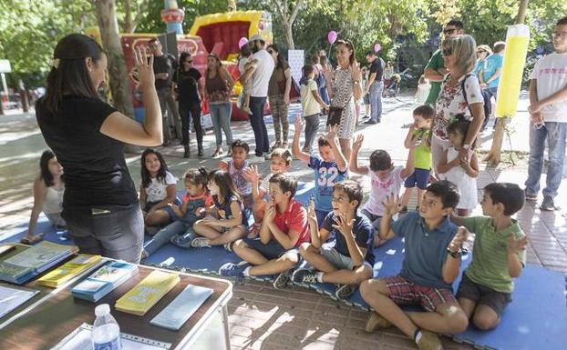 Los niños del campus urbano de Los Santos de Maimona aprenden la lengua de signos