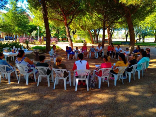 Un grupo de mujeres se reúne al aire libre para trabajar el refuerzo de la autoestima en Villanueva