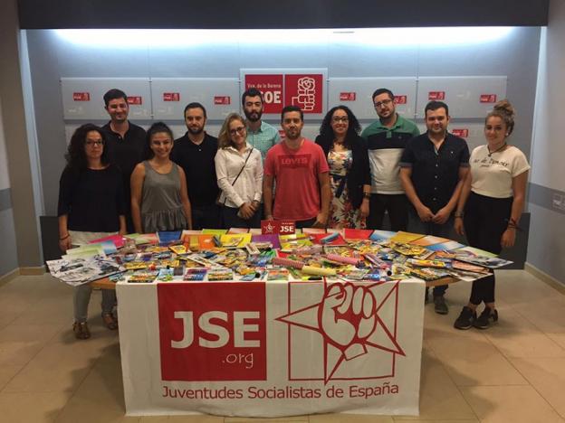 Juventudes Socialistas de Villanueva recoge material escolar para donarlo a Cruz Roja