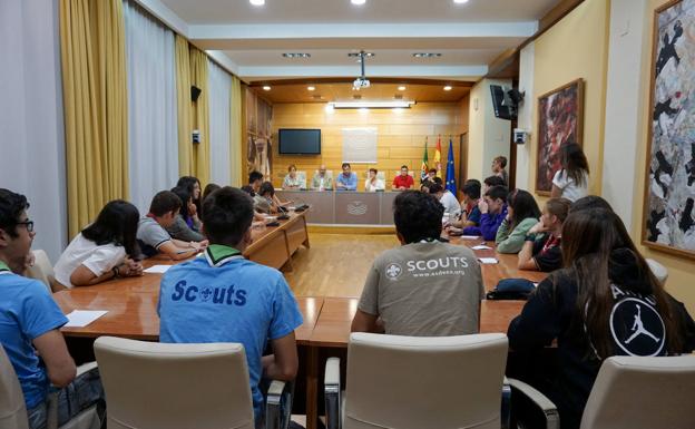 Jóvenes scouts visitan la Asamblea de Extremadura